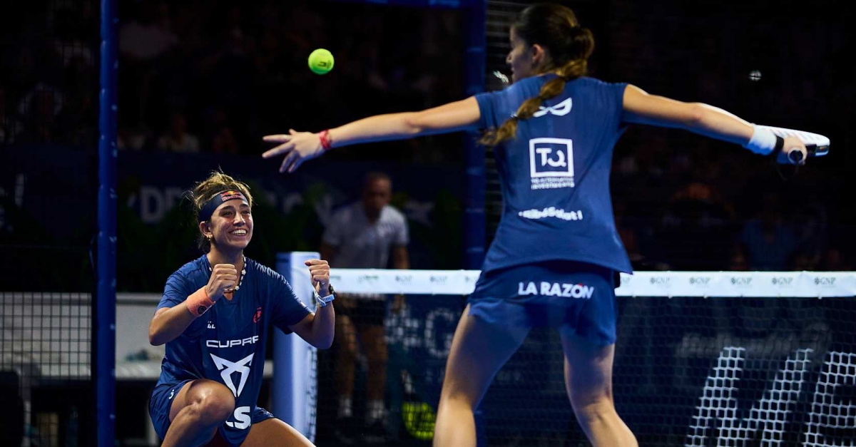 Premier Padel Mexico Major 2025 Highlights Action shot from the Premier Padel Mexico Major 2025 in Acapulco, showcasing professional players competing on a fast-paced court with a full stadium atmosphere